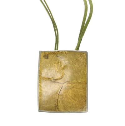 Behave® Ketting van suède met vierkante schelpenhanger 43,5 cm - Nikkelvrij