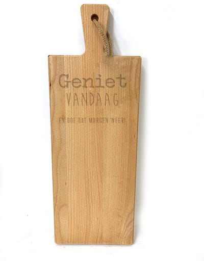 Grote borrelplank / snijplank met tekst gravure QUOTE: GENIET VANDAAG EN DOE DAT MORGEN WEER. Cadeau-verjaardag-bedankje. Het formaat is 20x56cm