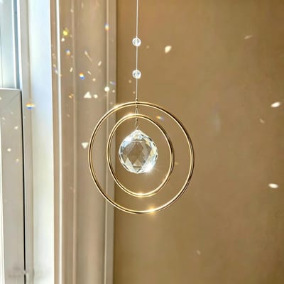 Zonvanger voor Raamdecoratie - Regenboog Zonvanger met Glazen Prismen - Hangende Wanddecoratie voor Betoverende Lichtspelen met 2 Koperen Cirkels