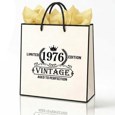 Dailygoods- Cadeauzakje 50e Verjaardag - Papieren Cadeautas - Vintage - Inclusief 2× Gouden Tissuepapier - 22×26×10 cm - Met Koordgrepen