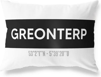 Tuinkussen GREONTERP - FRIESLAND met coördinaten - Buitenkussen - Bootkussen - Weerbestendig - Jouw Plaats - Studio216 - Modern - Zwart-Wit - 50x30cm