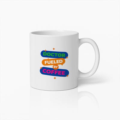 Doctor Fueled by Coffee Mok 330ml – Grappige Medische Koffiebeker – Perfect Cadeau voor Artsen, Verpleegkundigen & Zorgprofessionals