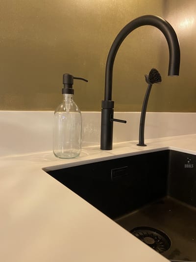 BBBLS® Design Dispenser "Blanco" | Transparant Kunststof | 500ml | RVS / Metaal Pomp Zwart | Zeeppomp | Zeepdispenser | Zeephouder
