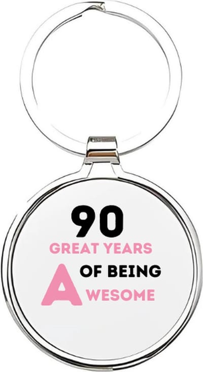 Akyol - 90 great years of being awesome Sleutelhanger - Verjaardag - jarigen - jarig - jarige - 90 jaar - verjaardagscadeau - cadeau voor een jarige - feest - cadeau - cadeautje - verjaardagscadeautje - 4 x 7,5 CM