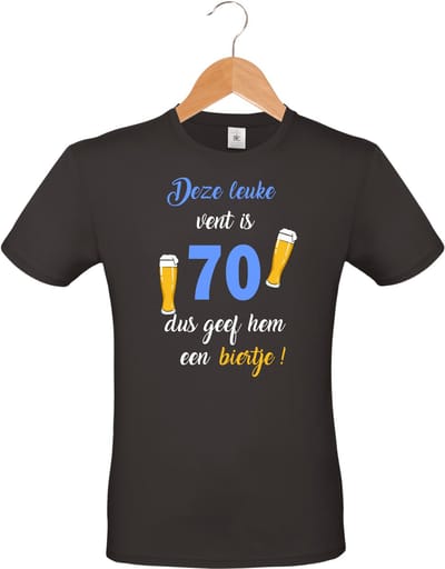 mijncadeautje - T-shirt unisex - zwart - verjaardag - feestje - cadeautje - Deze leuke vent is 70, dus geef hem een biertje - maat XXL