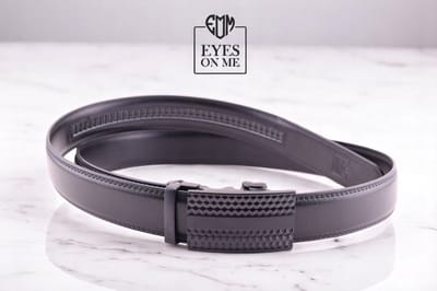 Zwarte 150 cm lange lederen riem zonder gaatjes met automatische gesp voor heren met een maatje meer ( model N031 )