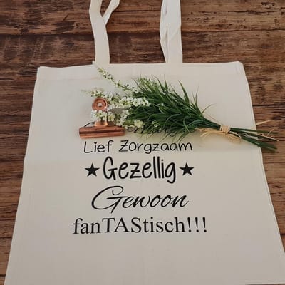 Cadeau liefste juf Tas wit met tekst bedrukt onze juf / meester lief zorgzaam gezellig gewoon fantastisch   bedankt bedanken juffen juffendag meesterdag afscheid  Juffendag cadeau  Einde schooljaar   juf