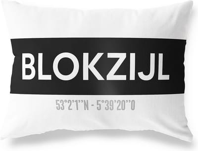Tuinkussen BLOKZIJL - OVERIJSSEL met coördinaten - Buitenkussen - Bootkussen - Weerbestendig - Jouw Plaats - Studio216 - Modern - Zwart-Wit - 50x30cm