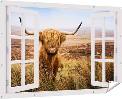 Gards Tuinposter Doorkijk Schotse Hooglander Koe in het Veld - 180x120 cm - Tuindoek - Tuindecoratie - Wanddecoratie buiten - Tuinschilderij