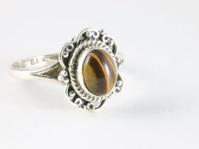 Fijne bewerkte zilveren ring met tijgeroog - maat 16