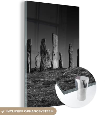 ® Glasschilderij 120x180 cm - Schilderij acrylglas - Een zwart-wit foto van de eeuwenoude Calanais Standing Stones in Europa - Foto op glas - Muurdecoratie woonkamer - Wanddecoratie slaapkamer - Schilderijen