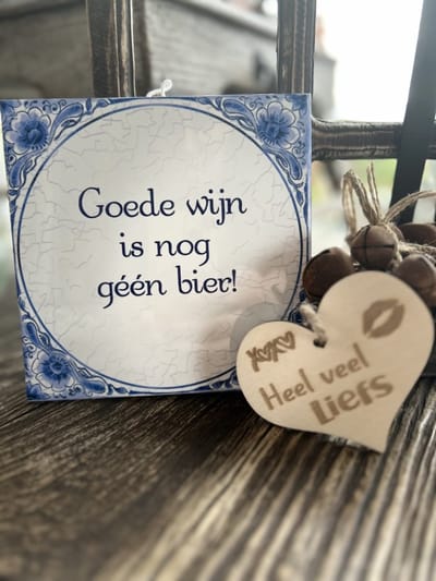 Creaties van Hier - Tegeltje Wijn met houten hartje - 15 cm – Keramiek