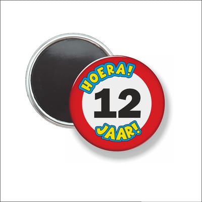 Button Met Magneet 58 MM - Hoera 12 Jaar - NIET VOOR KLEDING