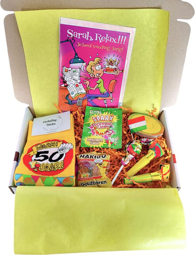 Cadeau box – Sarah – 50 Jaar - Hitste - Verrassings Pakket – Gift box – Grappig - Cadeau voor vrouw man – Kado – Sokken - Verjaardag cadeau – 50 jarig feest – Geschenkdoos – Maat 36-40