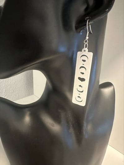 witte houten oorbellen hartje en maan | Make up | Parfum | Moederdag | Verjaardagscadeau| Cadeautje| Valentijnsdag| Kado | sieraden | vaderdag | oorbellen | oorsieraden
