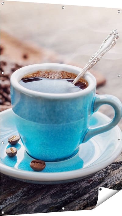 Gards Tuinposter Blauw Kopje Koffie met Koffiebonen - 100x150 cm - Tuindoek - Tuindecoratie - Wanddecoratie buiten - Tuinschilderij