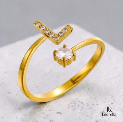 Leerella | L | Verstelbare Goudkleurige Initialen Ring - RVS Letter Ring met Zirconia Steentjes - Persoonlijke Naamring Dames