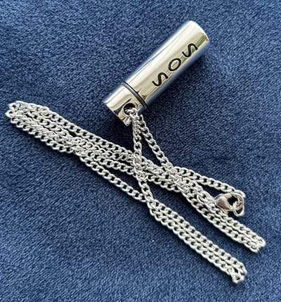 SOS capsule hanger Edelstaal inclusief ketting. Origineel cadeau. IDSOLUTION