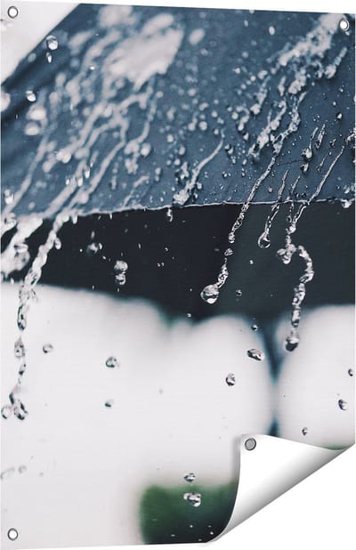 Gards Tuinposter Zwarte Paraplu met Regen Druppels - 60x80 cm - Tuindoek - Tuindecoratie - Wanddecoratie buiten - Tuinschilderij