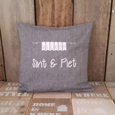 Sinterklaas decoratie versiering Kussenhoes met tekst bedrukt cadeau kussen |  Sinterklaas Welkom Sint en Piet | grijs met wit opdruk | 40x40 cm