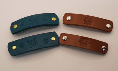 Leren kinder haarclip 2x donker bruin met vlinder met bloemen, 2x beige met bloem met vlinders - set van 4 kleine haarclips van leer voor kinderen of volwassen die een klein haarclip willen - prachtige bloemen, vlinder kinder haarclips