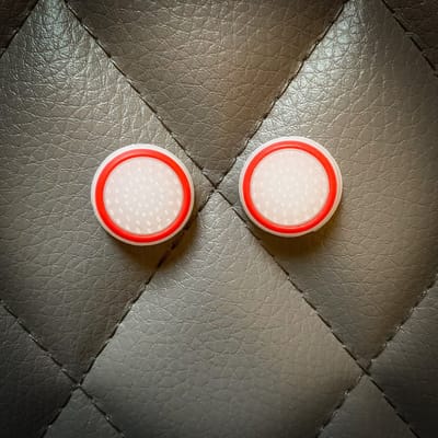 Gaming Thumb Grips - geschikt voor Playstation (PS3, PS4, PS5), Xbox (360, One, X/S) & Nintendo Switch controllers - 1 set = 2 duimgrips - wit/rood