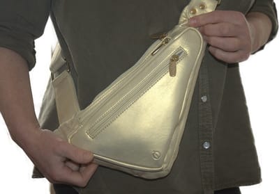 Oi goud- champagnekleurige leren driehoek Crossbody tas / zacht rund lederen triangel tas om schuin te dragen / praktische en veilige tas om cross te dragen / goud kleurig leer / 228Gold