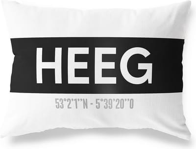 Tuinkussen HEEG - FRIESLAND met coördinaten - Buitenkussen - Bootkussen - Weerbestendig - Jouw Plaats - Studio216 - Modern - Zwart-Wit - 50x30cm