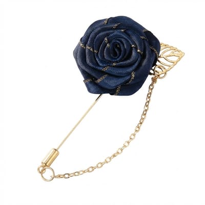Blauwe bloem broche dames met roos van textiel, goudkleurige speld met decoratief blad en ketting detail, elegante broche als revers speld in bloemvorm geschikt voor jas, colbert of blouse