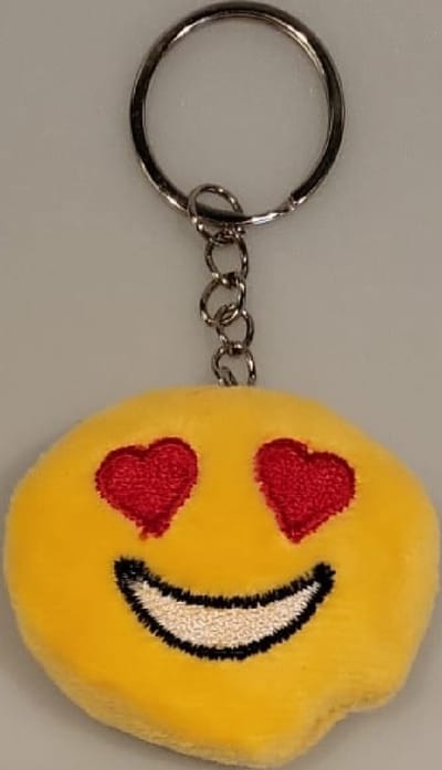 Een echte musthave deze grappige en kussenzachte sleutelhanger in een mooie kleur. Handig voor aan de tas, sleutelbos, of een leuke smiley om op te hangen als decoratie. Koop deze sleutelhanger voor jezelf of geef hem bijvoorbeeld cadeau.