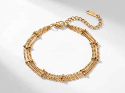 Lundholm Ivy Armband Dames Goudkleurig – Premium Stainless Steel Gold Plated – 3 Laagse Armband met Bolletjes – Classy Minimalistische Armband – Verfijnde Schakelarmband – 17 + 5 cm Verstelbaar – Waterproof & Hypoallergeen – Scandinavisch Design