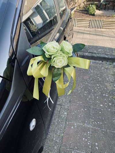 AUTODECO.NL - MIA GROEN Trouwauto Versiering Groene Rozen met Linten 2 stuks - Bloemen op de Auto Bruiloft - Buitenspiegels Decoratie - Trouwerij - Huwelijk - Bruiloft Decoratie - Versiering Spiegel Auto - Autoversiering voor Volgauto's