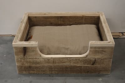 Houten hondenmand Jip van gebruikt steigerhout inclusief beige kussen 80x60x30 cm