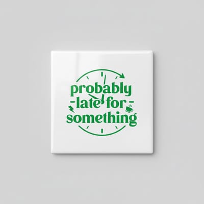Grappige Tekst Keramische Tegel “Probably Late for Something” – Groene Typografie Humor Wanddecoratie – 15 × 15 cm