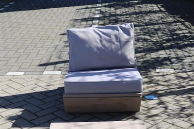 Bankje “Sauna” van Grijs Douglas hout 60cm – Licht grijze kussens – relax bank – Loungebank – Lage zetel – 1 persoons – Dim grey