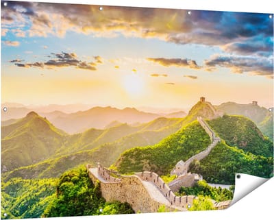 Gards Tuinposter De Chinese Muur door de Bergen met Zon - 150x100 cm - Tuindoek - Tuindecoratie - Wanddecoratie buiten - Tuinschilderij