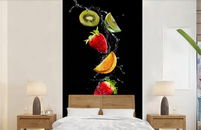 Behang - Fotobehang Fruit - Water - Zwart - Stilleven Aardbei - Kiwi - Breedte 120 cm x hoogte 240 cm