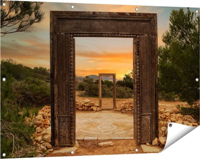 Gards Tuinposter Cale Llentia Deur Opening in Ibiza - 120x80 cm - Tuindoek - Tuindecoratie - Wanddecoratie buiten - Tuinschilderij