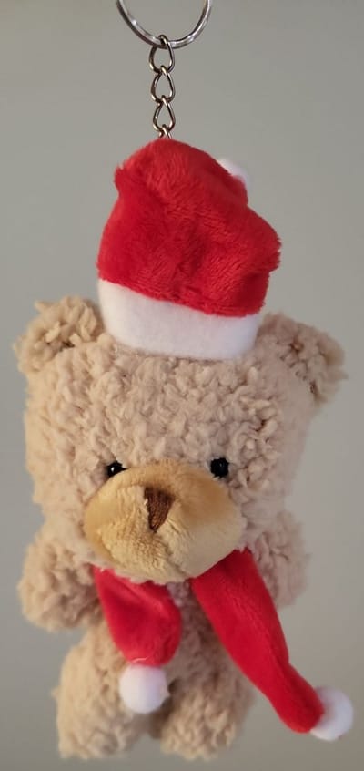 Een leuk en sfeervol kerstbeertje met kerstmuts en sjaaltje 11,5cm. Te gebruiken als tassenhanger, kerstversiering of in de kerstboom. Leuk om tijdens Sinterklaas of Kerst als cadeau te geven of voor jezelf te kopen.