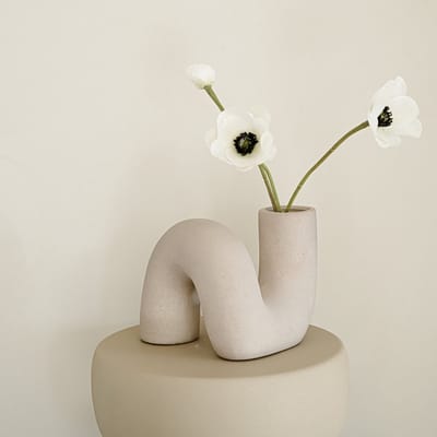 Indore Home - Kronkel Vaas - Bloemenvaas - Woonkamer decoratie - Vaas Bruin - gebogen vaas - buis vaasje - vaasjes klein