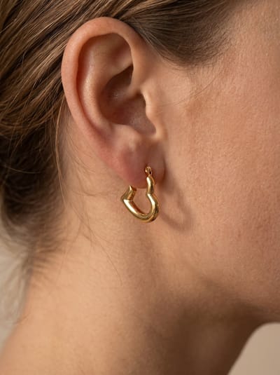 Lundholm Maddy Oorringen Dames Goudkleurig Hartje vorm – Premium Stainless Steel Jewellery Gold PVD Plated – Hartjes Oorbellen Dames Verguld my – 2 cm – Scandinavisch Design