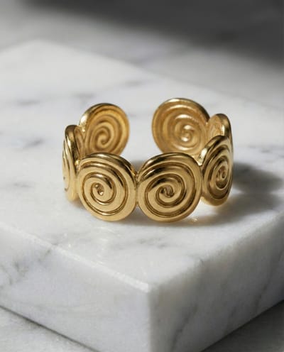 Lundholm Luxe Ring Dames Goud Kleurig - Een maat Verstelbaar one size - Premium Stainless Steel - aesthetic ring sieraad - Gold Plated Ringen Dames Verguld - Merel Serie - Scandinavisch Design