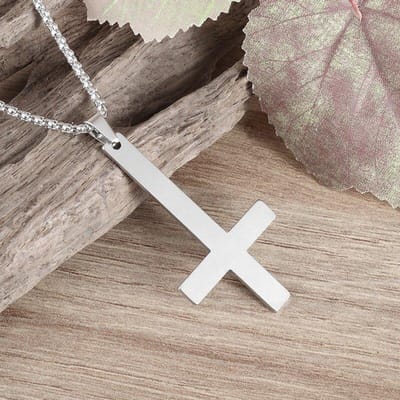 Collier Pendentif Croix Inversée Simple Charme Chaîne Acier Inoxydable Symbole du Mal Satan Pouvoir Bijou Hommes et Femmes gray