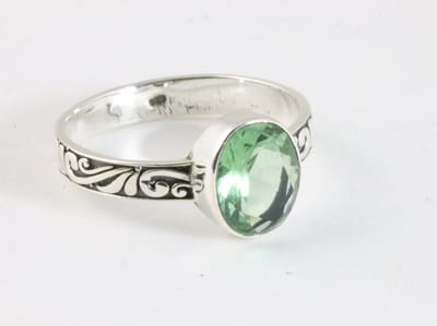 Fijne bewerkte zilveren ring met groene amethist - maat 16