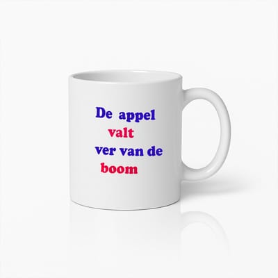 "De Appel Valt Ver van de Boom" Humoristische Quote Koffiemok – 330ml Keramische Beker, Uniek Cadeau voor Familie en Vrienden
