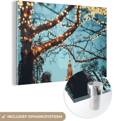 MuchoWow® Glasschilderij 120x80 cm - Schilderij acrylglas - Wenen - Kerstverlichting - Takken - Nacht - Duitsland - Foto op glas - Schilderijen