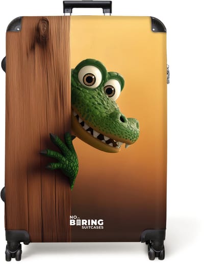 NoBoringSuitcases.com® - Kinderkoffer - Kindertrolley jongen en meisje - Krokodil met grote ogen achter houten muur - Koffer kind groot - Rolkoffer met 4 wielen - Grote trolley XL - 98 liter bagage