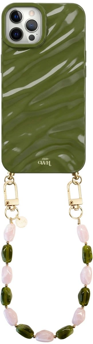 xoxo Wildhearts Green Glaze telefoonhoesje met koord - geschikt voor iPhone 12 Pro Max - Rose Quartz (kort koord) - Dream hoesje met telefoonkoord - Glimmende silicone case met plooien - Steentjesketting - Groen / Roze