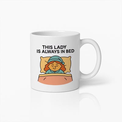 Deze Dame Lig Altijd In Bed Grappige Koffiemok 330ml – Gezellig Cadeau Voor Slapenliefhebbers