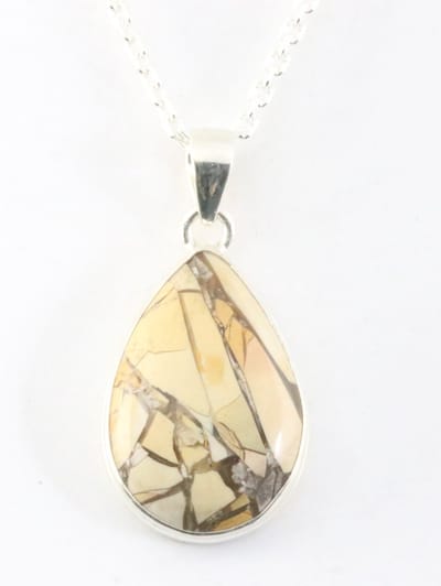 Druppelvormige zilveren hanger met brecciated mookaiet aan ketting